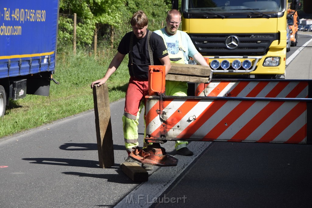 LKW in Boeschung A 3 Rich Frankfurt Hoehe Roesrath Lohmar P030.JPG - Miklos Laubert